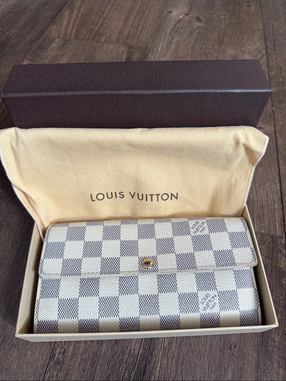 Louis Vuitton Damier Azur sarah Wallet - Cream/Gray